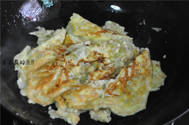 鸡蛋跟它一起炒，一半人不敢碰，另一半人爱到哭