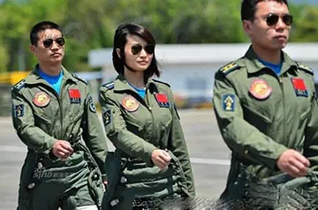 金孔雀余旭的最后一程：36万群众手捧菊花送别，墓前4架飞机模型