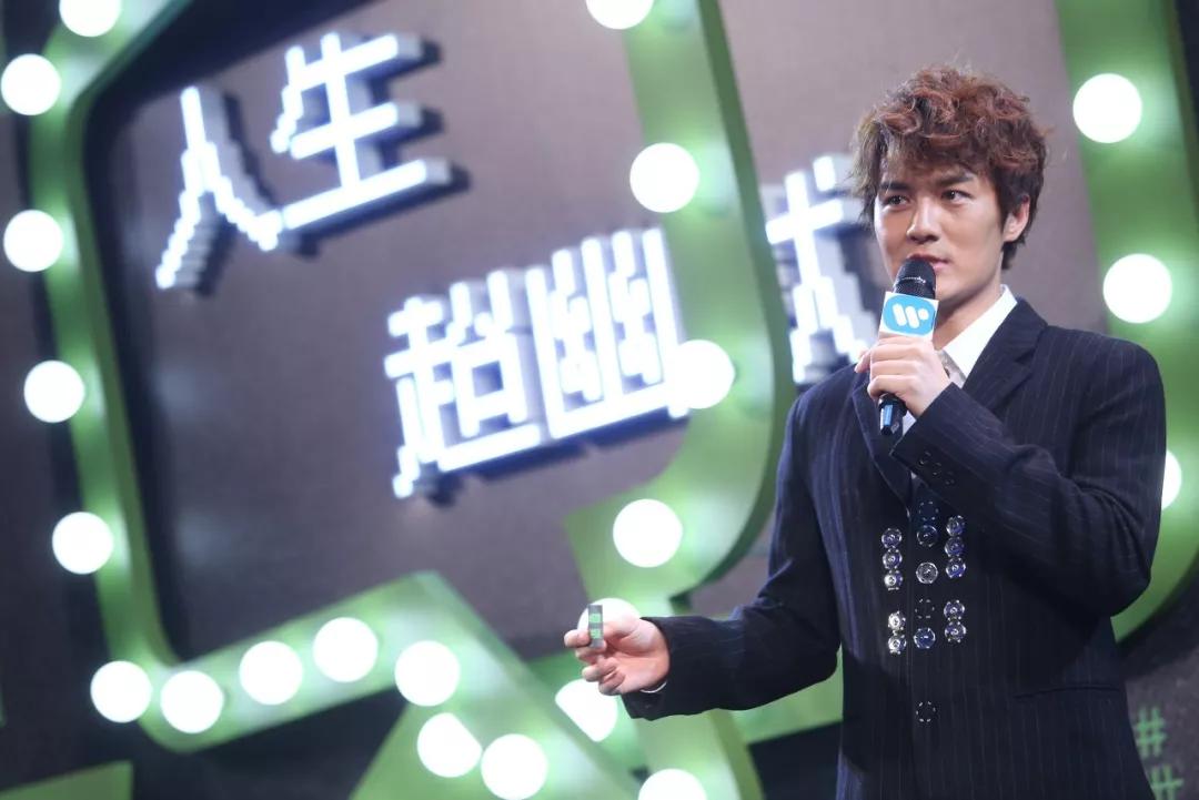 他曾是偶像歌手，拍电影赔光积蓄，回归后依然“不留后路”