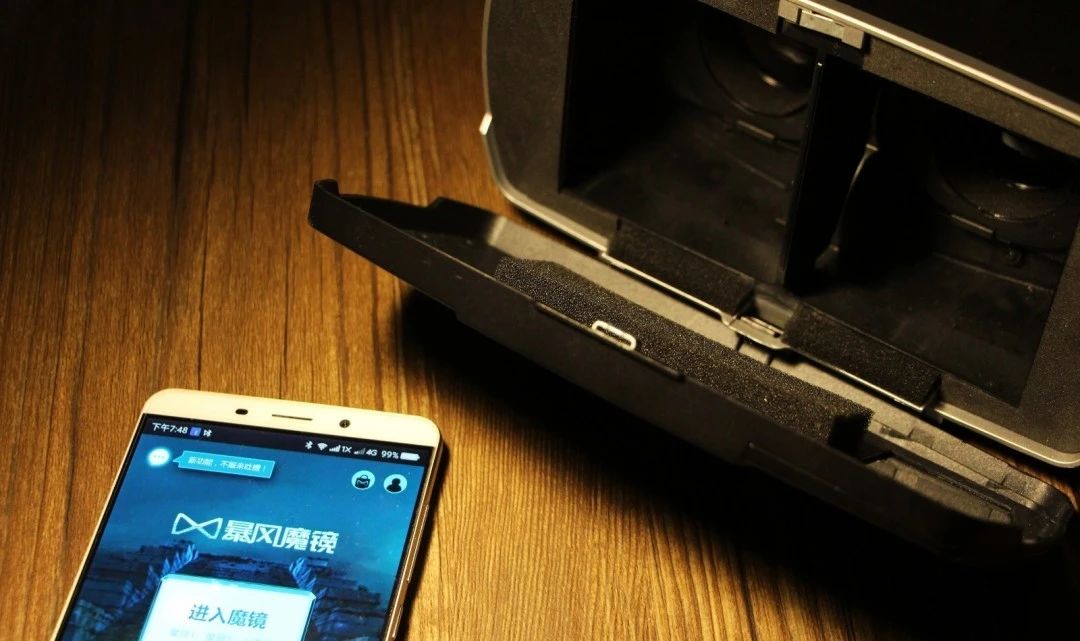 XR科普——VR眼镜盒子：需要配合手机的头戴式设备