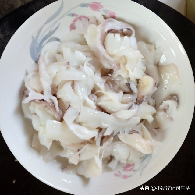 鱿鱼跟墨鱼怎么炒比较好吃,菜椒炒墨鱼怎么炒不要青椒