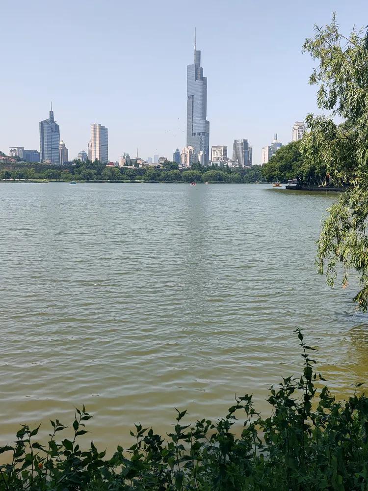 曾作为禁地，与外界隔绝二百六十多年的“玄武湖”，今日锣鼓喧天