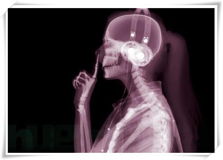 握手、亲吻、喝水、高跟鞋！X射线下人体的样子是啥样？