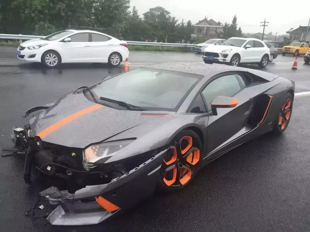 撞到豪车该怎么处理,撞了豪车保险怎么赔