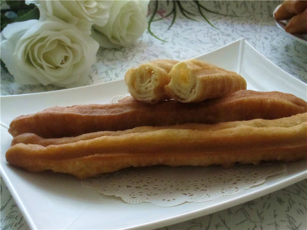 炸油条放什么粉油条炸的松软好吃,家常炸油条放碱吗