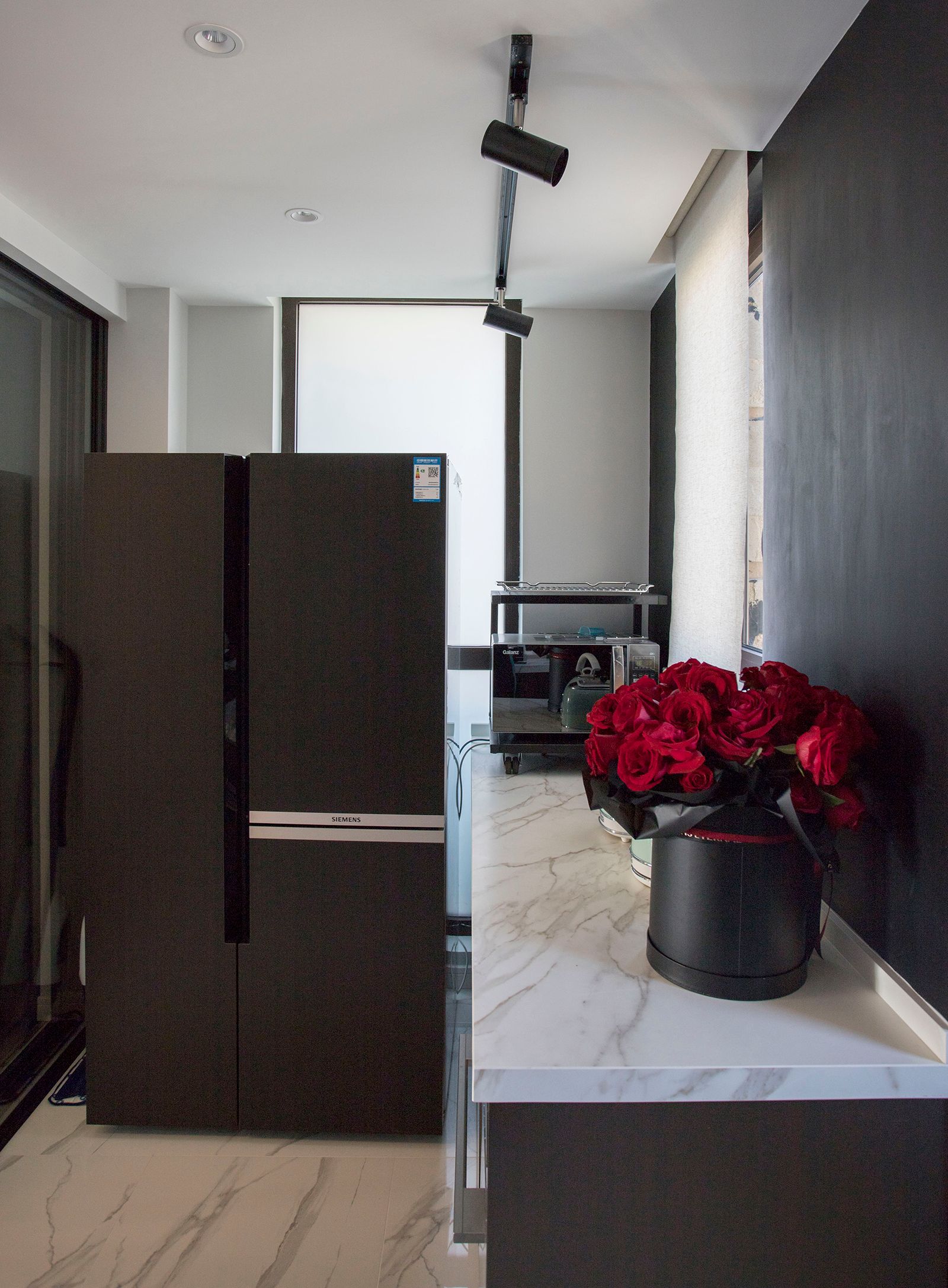 103㎡收纳满分，电动窗帘、上轨道移门和阳台吧台让家一键变高级