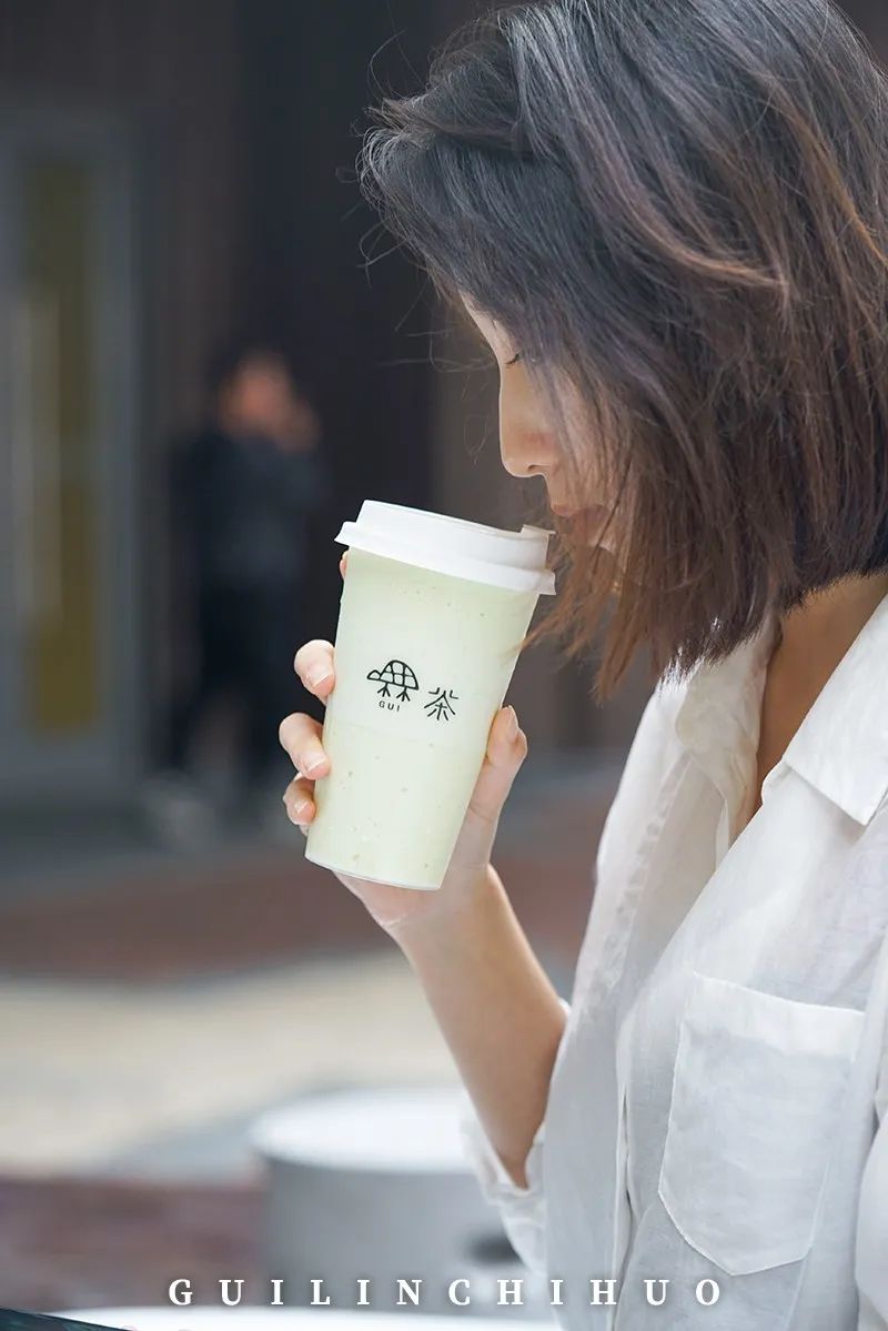 桂林奶茶店探店拍照,性冷淡风奶茶店拍照墙布置