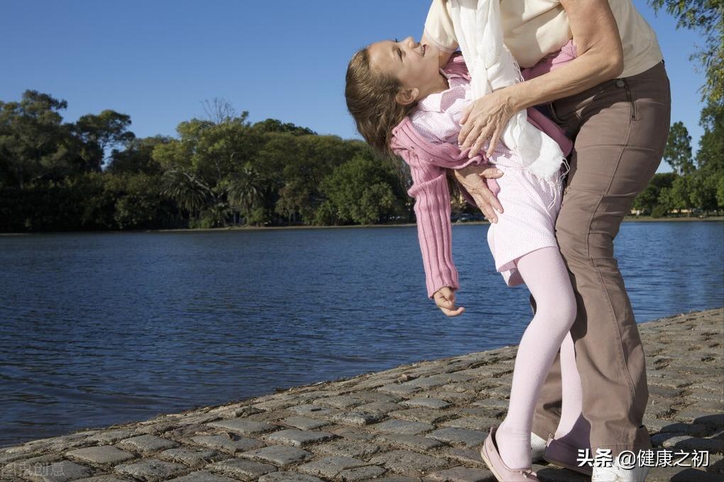 一直仰头会损伤脊髓吗,小孩脊髓损伤截瘫站起来了