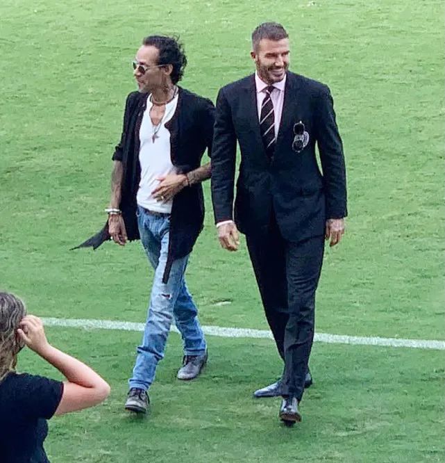 贝克汉姆年轻时穿西装帅照,贝克汉姆穿西装帅气照片