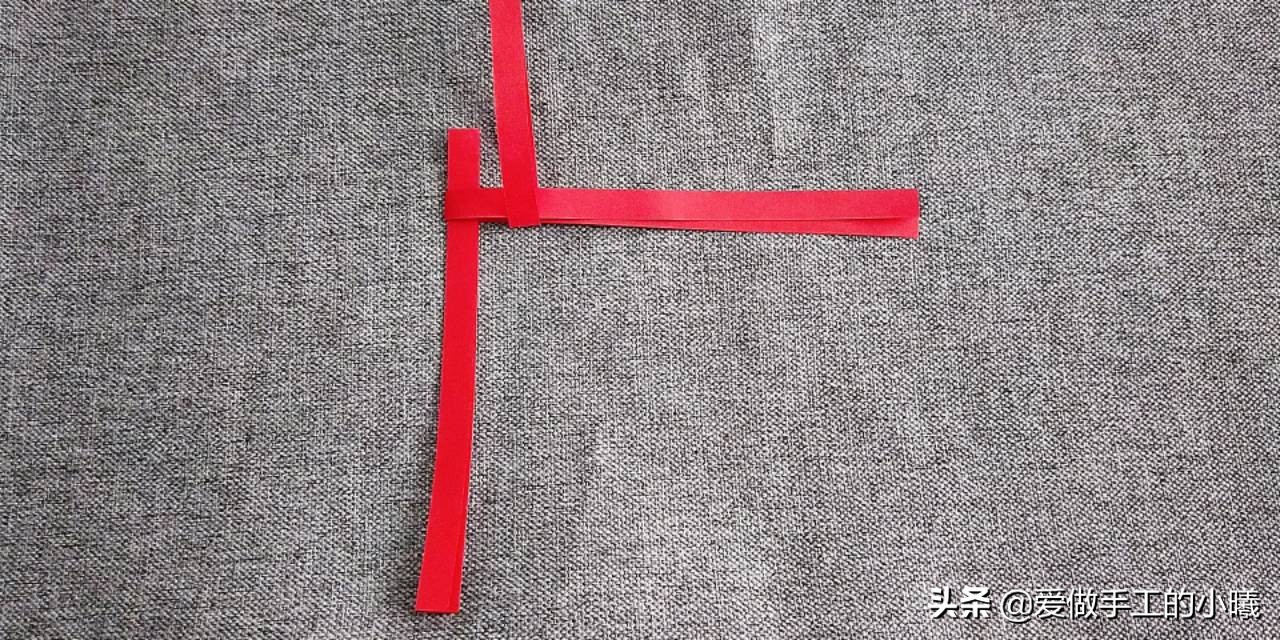 用折星星的纸条做灯笼,用纸条折红红的小灯笼