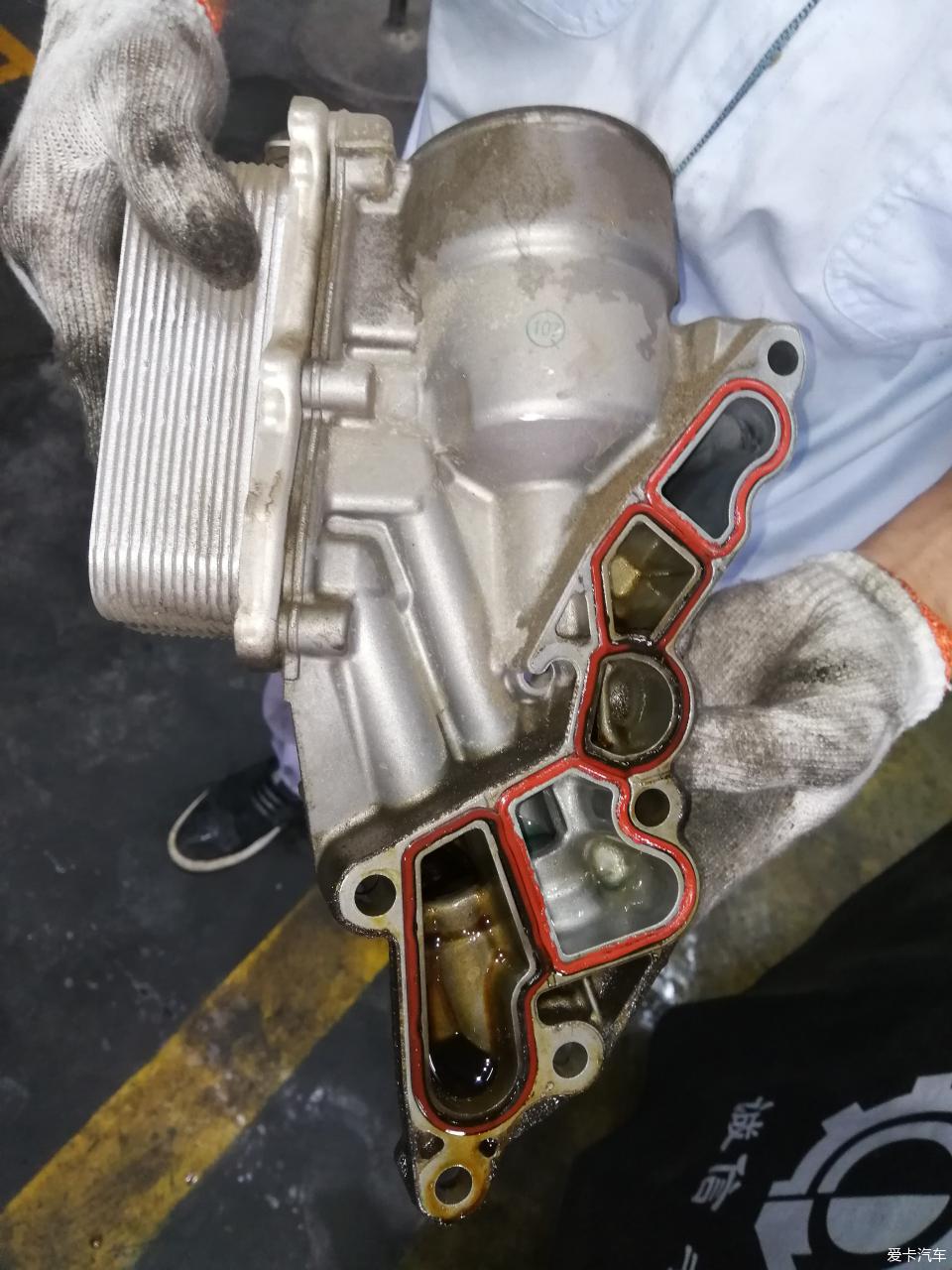 20年奔驰e300l发动机油底壳拆卸,奔驰老款e300机油格底座更换