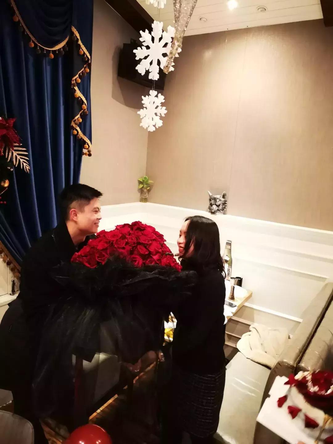 撒花瓣婚礼小哥哥,撒花小哥哥