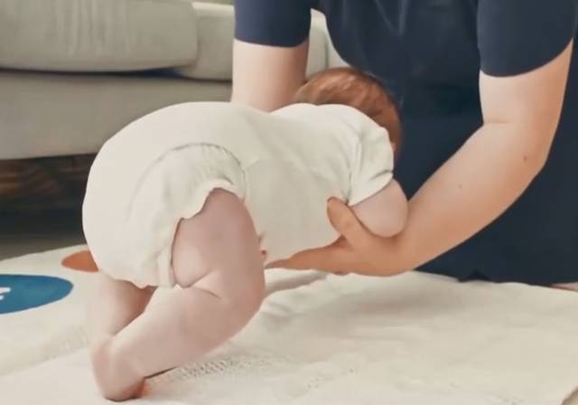 宝宝不爬就可以走吗,宝宝会爬不愿意爬怎么办