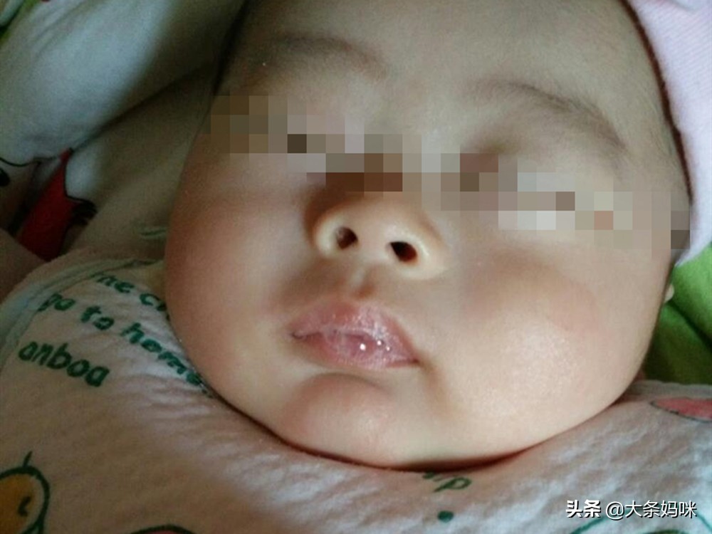 2个月宝宝嘴里吐泡泡是什么原因,2个月的宝宝嘴里吐泡沫怎么回事