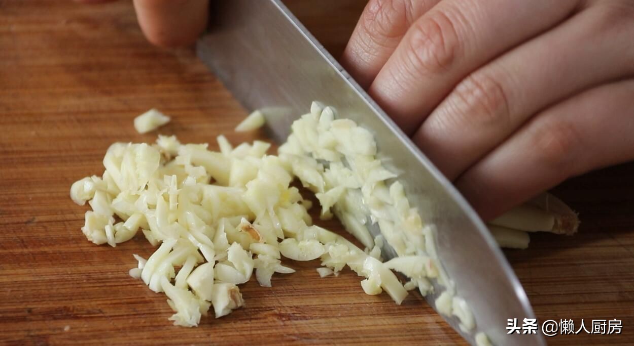 怎么做黄焖鸡腿好吃窍门,不加一滴水做鸡