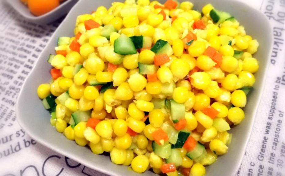 玉米上有个小机关，用剪刀一扎一转，玉米粒完整脱落，太实用了