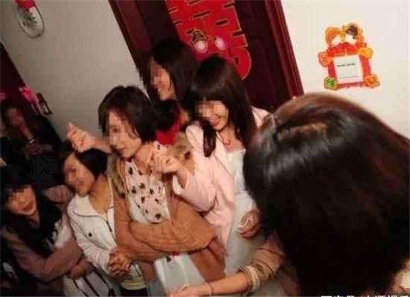 新郎接亲红包塞门缝给伴娘,新郎接亲需要往新郎兜里塞红包