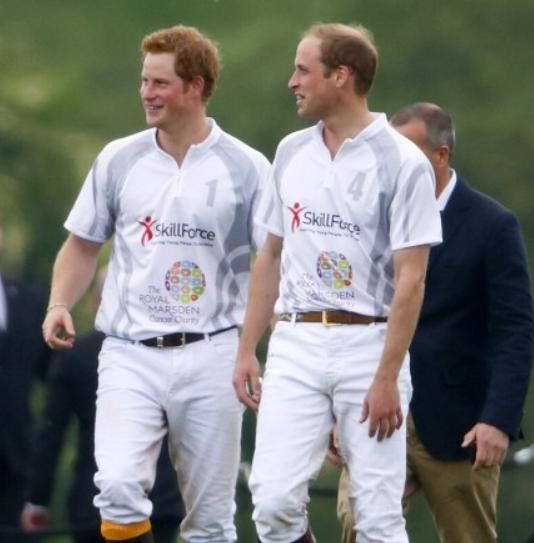 未来的丹麦王后玛丽穿西装秀球技，为足球队加油，颠起球好熟练