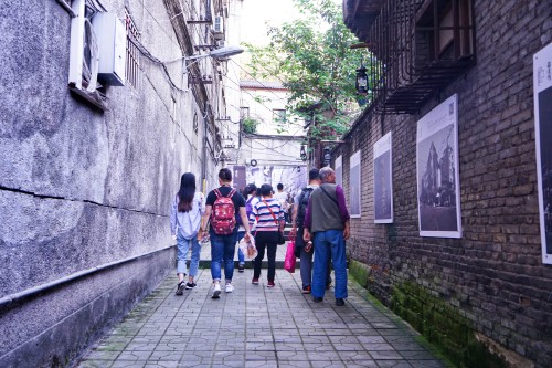 向佐郭碧婷街边偶遇,向佐郭碧婷郊外游玩照片