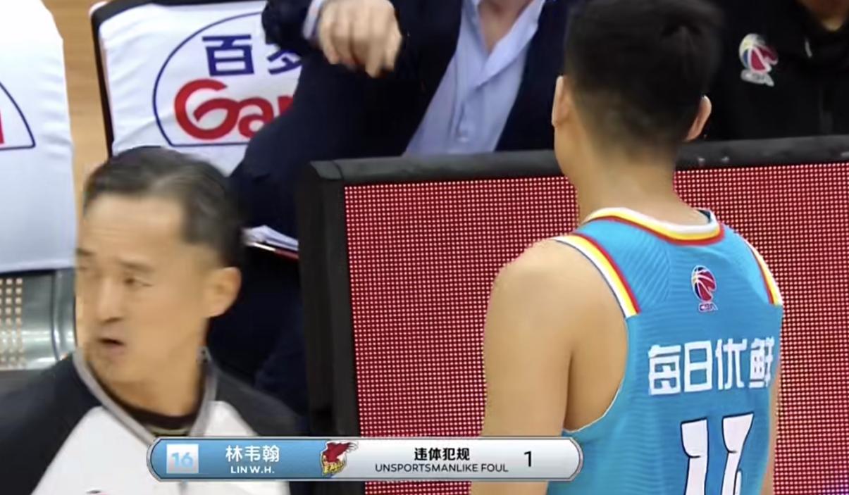 辽宁队杨鸣与郭艾伦讨论三分落地,郭艾伦22分逆转封神杨鸣