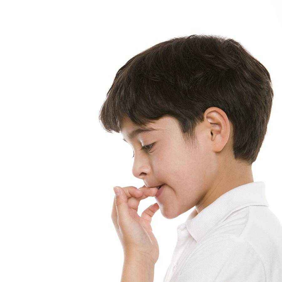 宝宝总是吸手指又哭闹是怎么回事,7岁孩子喜欢吸手指是什么原因