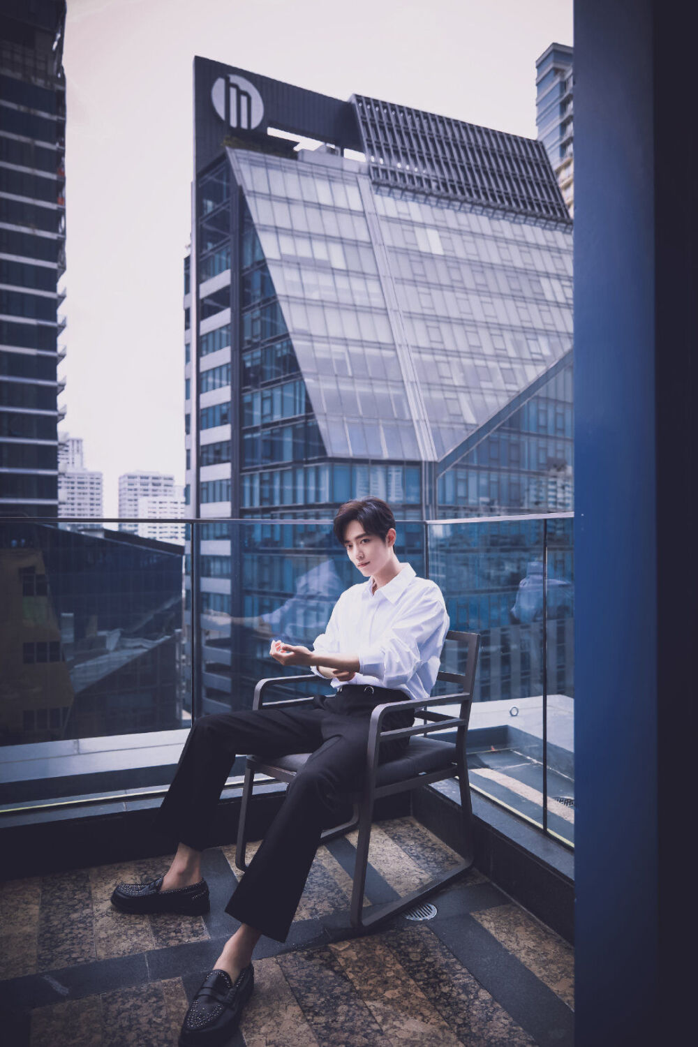 肖战新造型穿益字白T,手绘漫画传递正能量,总算复出有望了