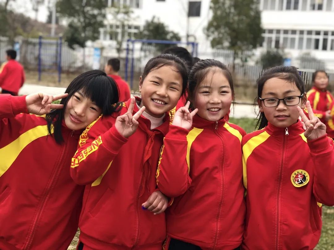 湖北这所乡村小学全年体育装备已安排！奥运冠军接力转发撑起爱~