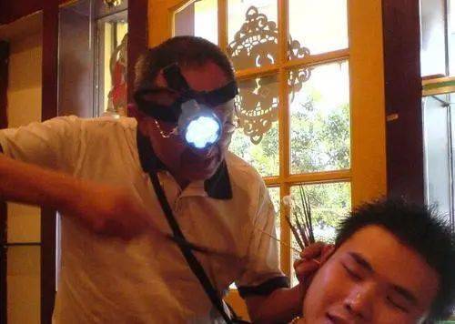 带着小红帽披着黄披肩，只为贵族服务，印度人的“绝活”还真不少