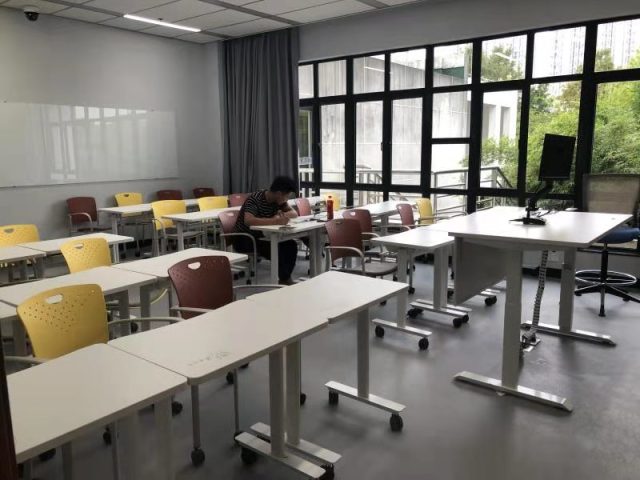 又是别人家的大学！教室里贯穿“智慧”