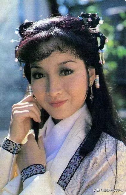 TVB爱国艺人！两次破产，和香港第一古装美女结婚40年至今无子…