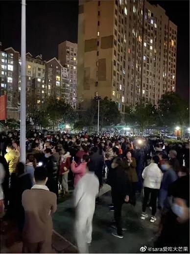 湖北一小区近百人聚集被批捕,湖北孝感回应小区百人聚集