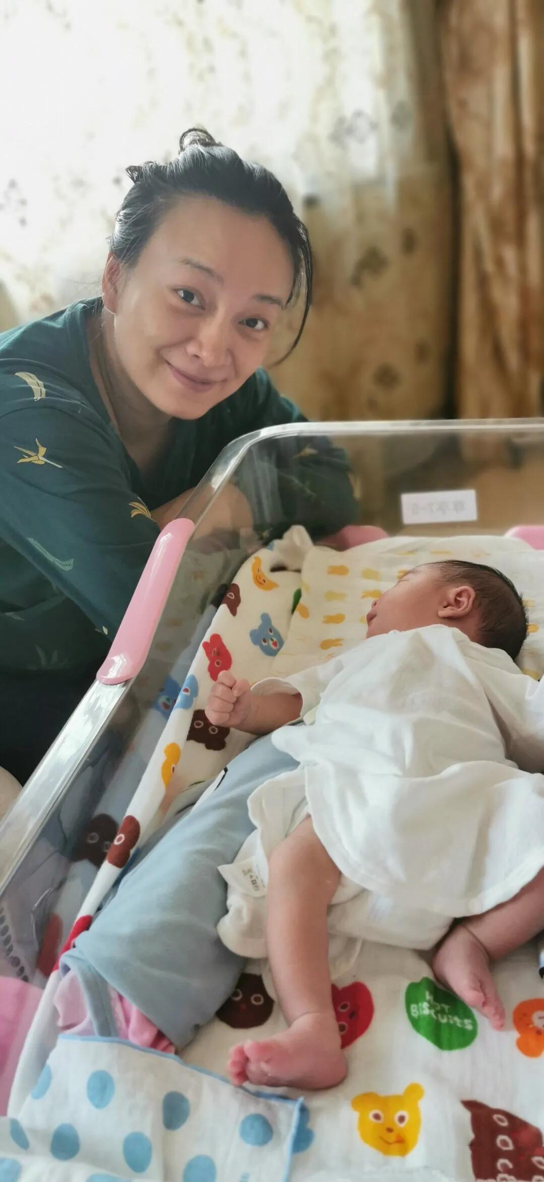 36岁世界冠军喜得贵子,50岁富豪老公现身,奢侈品皮带抢眼