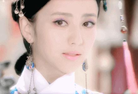 如果执着少女感、热衷话题度,佟丽娅的事业、口碑恐再难回到巅峰