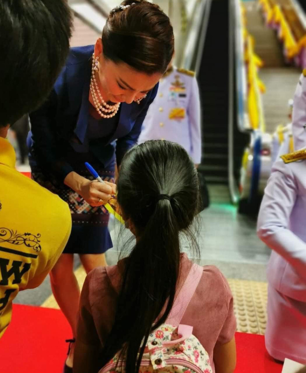 泰国人民很爱国王,拿着国王的签名激动万分,拉玛十世很是欣慰