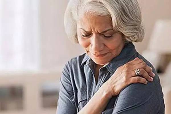 中老年人肩膀疼,是不是肩周炎?如何判断?教你一个自我判断方法