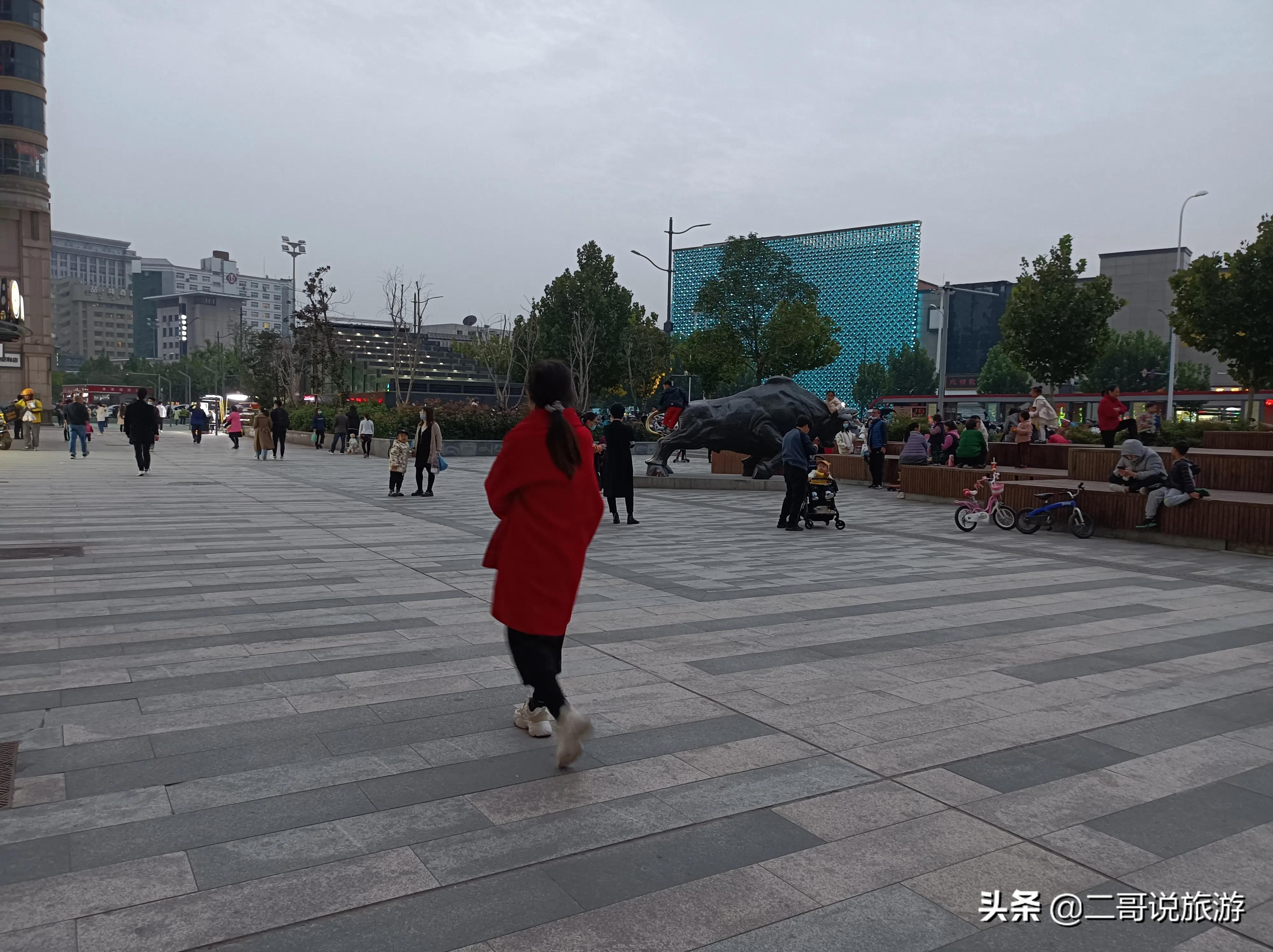 郑州金水区有个“奇怪”的广场，曾经繁华喧嚣，如今逐渐萧条