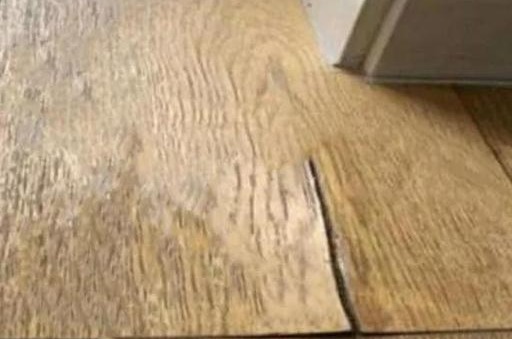 瓷砖地板开裂起拱,家里地板拱起了怎么办