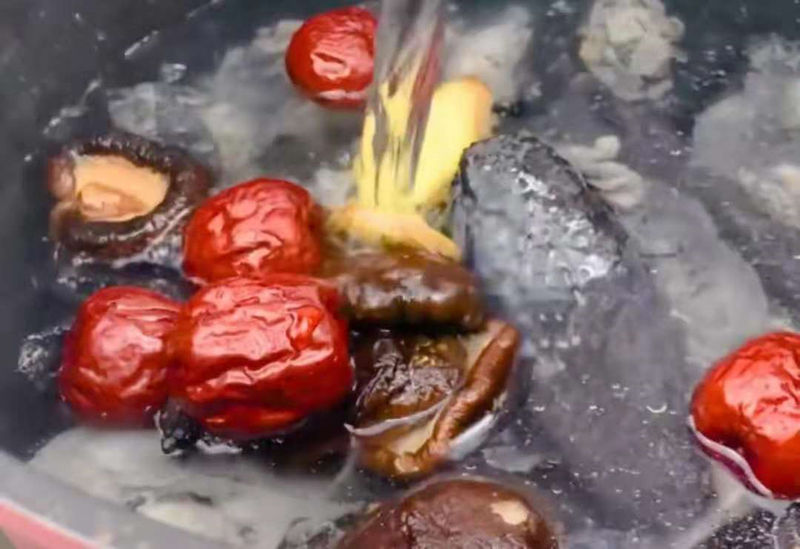 乌鸡山药红枣枸杞汤做法,乌鸡汤能放香菇和山药吗