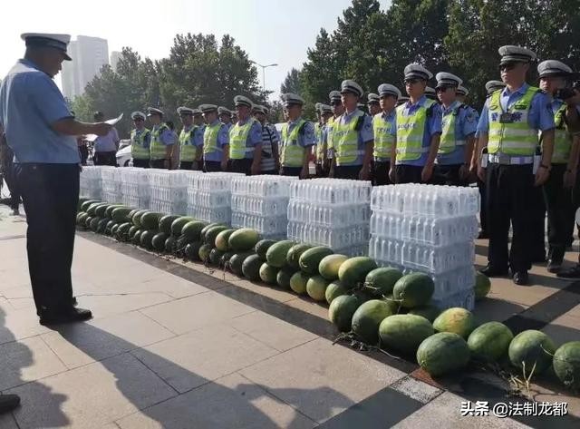 炎炎夏日送清凉关怀暖人心,炎炎夏日送清凉丝丝关爱入心田