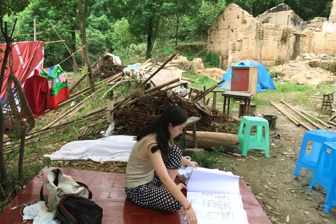 一家四口倾家荡产在山里造房隐居：3年零收入，坚持不通车