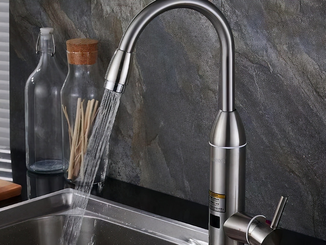 厨房用小厨宝还是电热水龙头好,厨房安装小厨宝还是即热式水龙头