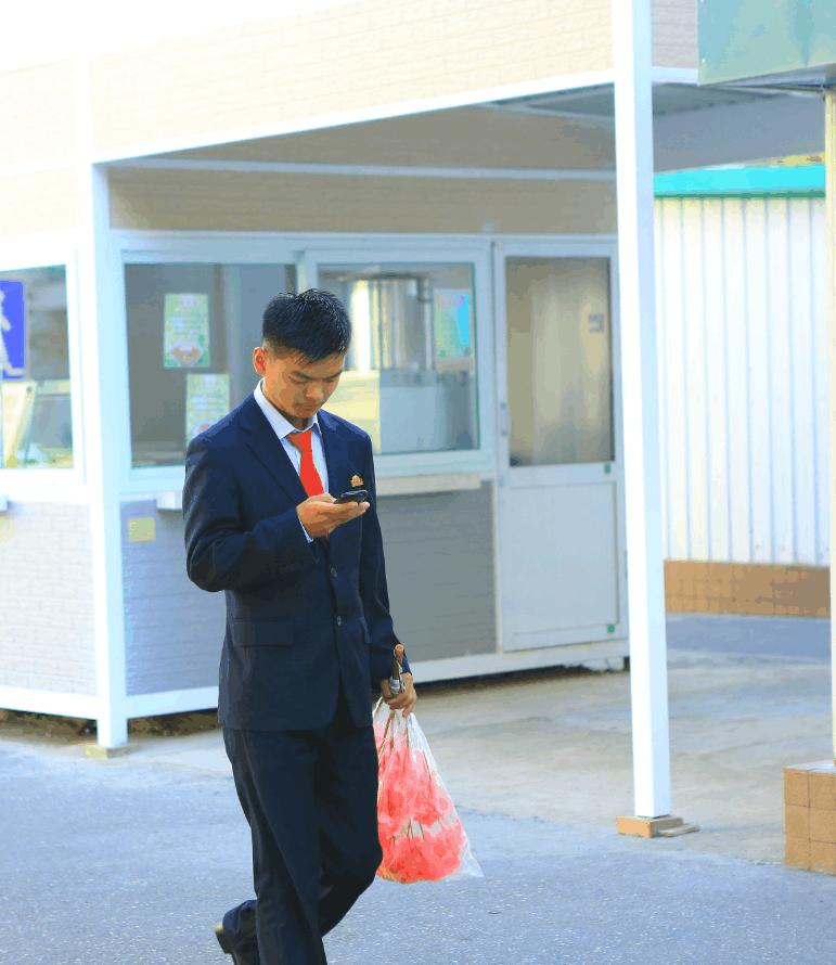 朝鲜街头的时髦小伙，最后一张照片学英语的小伙子有个漂亮女朋友