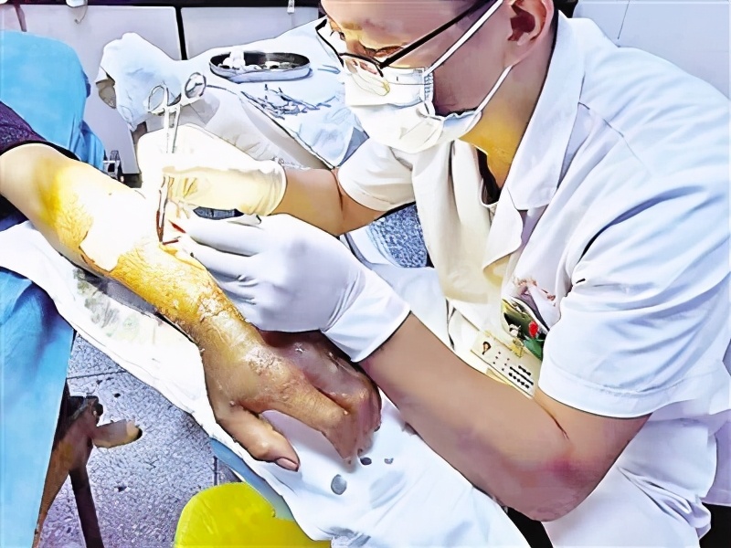 争分夺秒救治患者,争分夺秒挽救患者生命