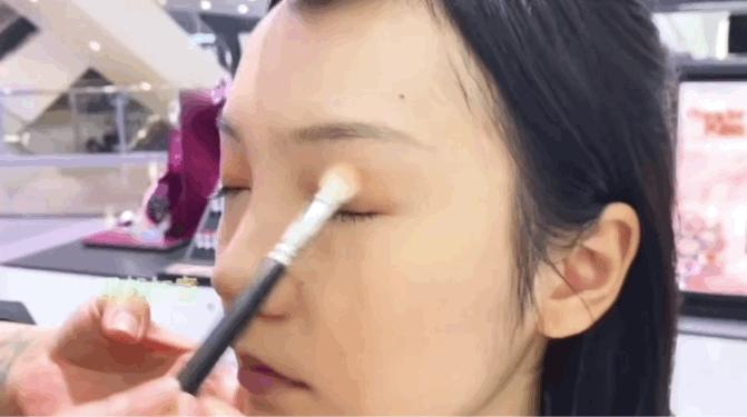 为啥柜姐给顾客化妆都那么高级,柜姐化妆免费培训吗