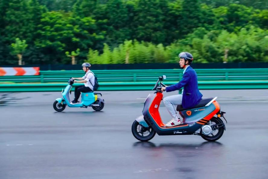 电动车爱玛与雅迪哪个续航好,爱玛雅迪台铃哪个续航真实