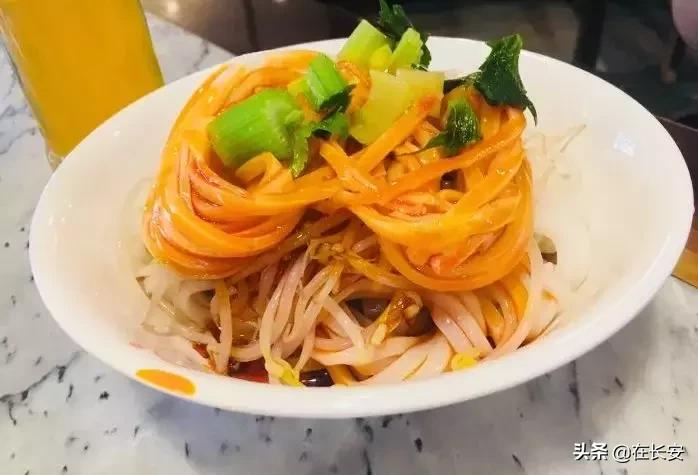 钟楼旁这条890米的老街，藏着一天吃三次都不会腻的馆子！