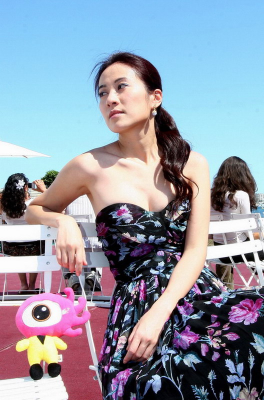 曾经的TVB当家花旦被嘲“下降头”，与黄奕开怼要走黑红路线