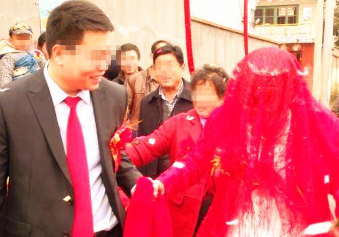 拆迁母亲把三套房都给儿子,拆迁分两套房母亲给女儿一套