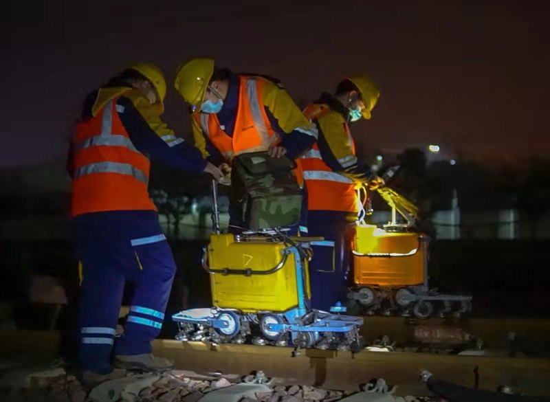 深夜出诊的地铁医生,行走在一线的医生