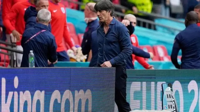 出局:送足球回家,90分钟躺平坑底,终究无悲亦无喜